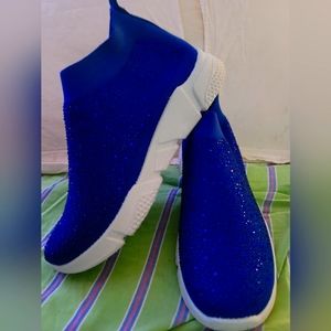 mid top tennis shoe